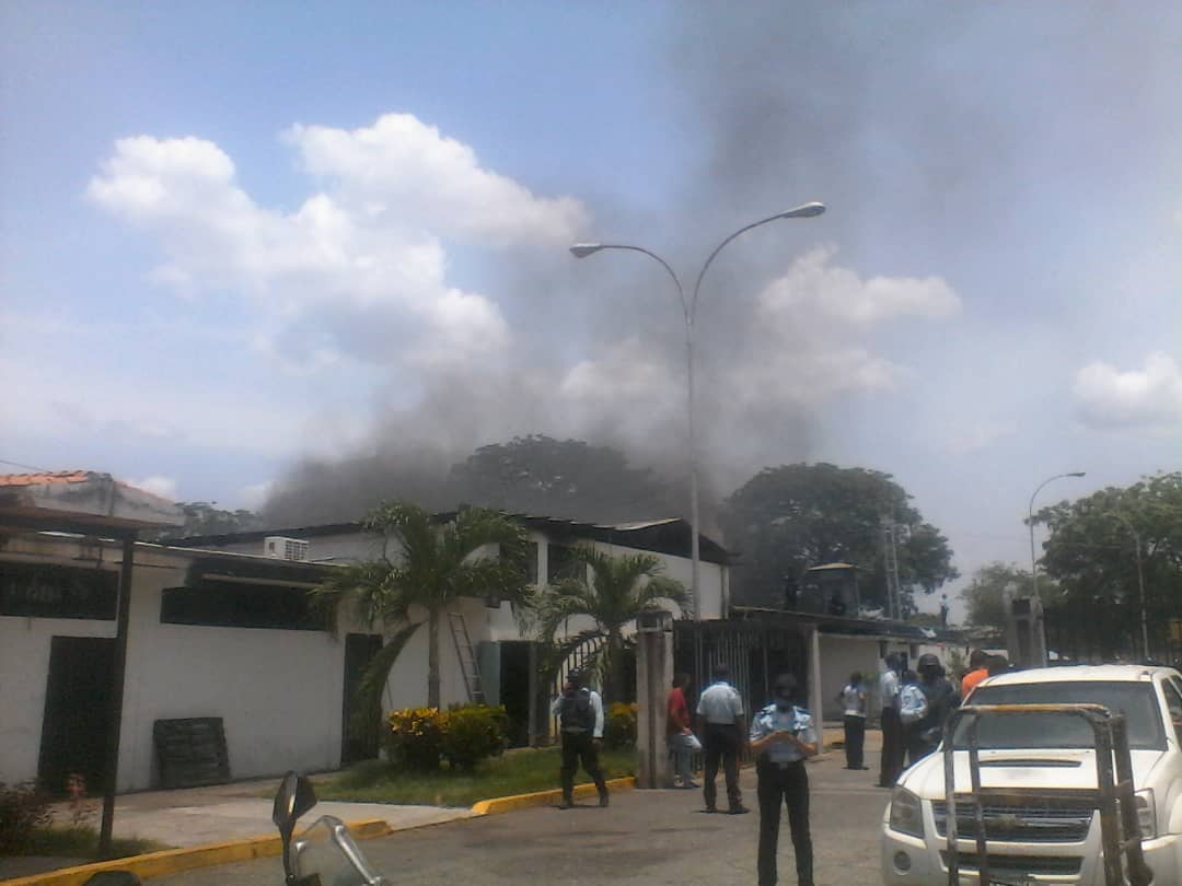 Reclusos de Policojedes quemaron colchones y enseres para exigir visitas de familiares