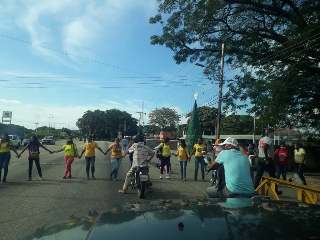 #Cojedes | Familiares de detenidos en Policojedes cierran vía para exigir visita