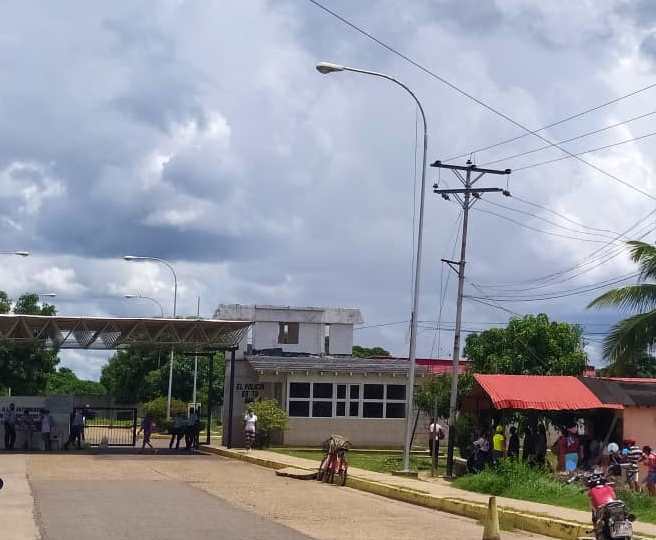 Familiares imposibilitados de llevar comida  a detenidos de Poliapure,  ante alto costo de los pasajes