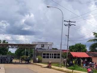Familiares denuncian que llevan botellas de agua a los detenidos en Poliapure,  ante falta de suministro