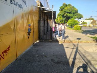 Barinas | Reclusos del Injuba reciben comida de sus familiares solo de lunes a viernes